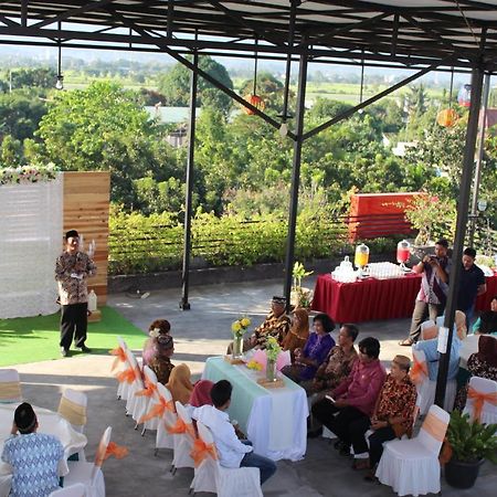 Pratama Hotel & Convention Mataram Exterior foto