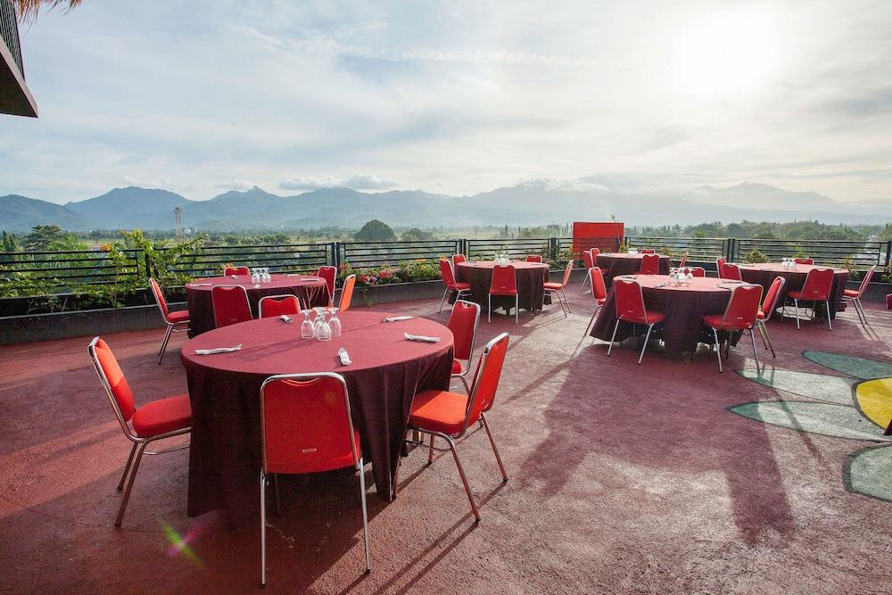 Pratama Hotel & Convention Mataram Exterior foto