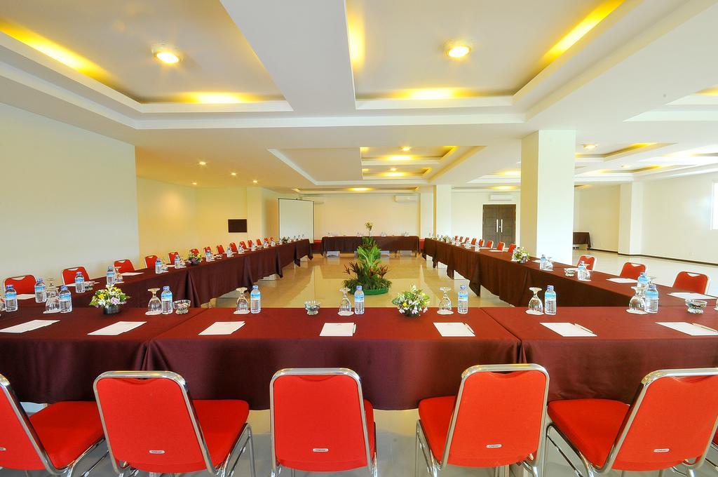 Pratama Hotel & Convention Mataram Exterior foto