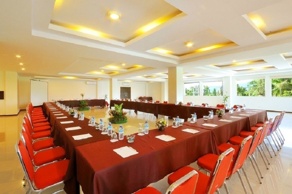 Pratama Hotel & Convention Mataram Exterior foto